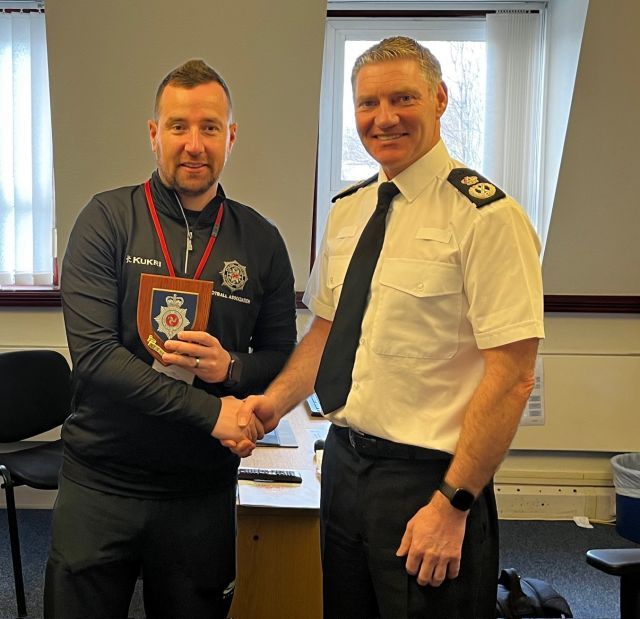 Stevie Lawson prenting a PSNI plaque to Isle of Man Chief Constable Russ Foster